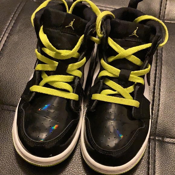 AIR JORDAN 1 MID SE GS 'BLACK CYBER' - Picture 3 of 3